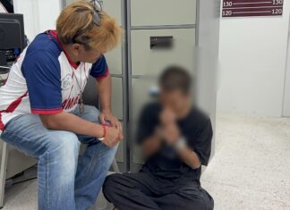 Verdächtiger nach Messerattacke auf Transgender-Partnerin in Pattaya festgenommen; auf der Jobsuche mit gestohlenem Motorrad erwischt.