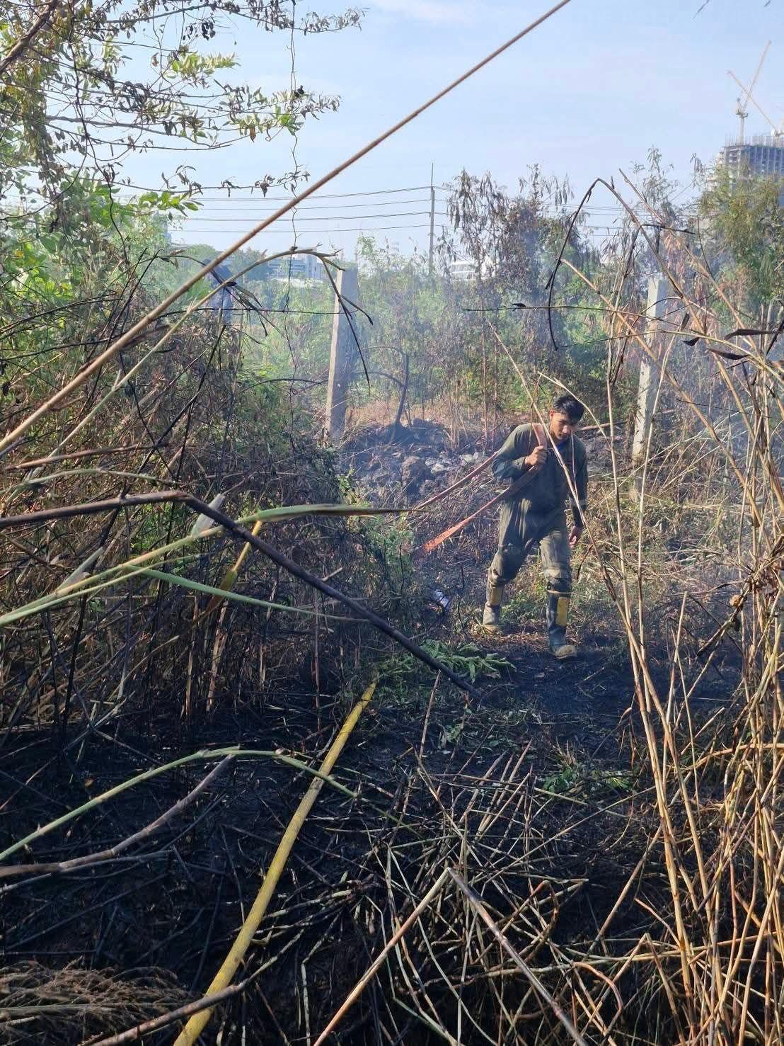 Fire crews battle grass fire in Jomtien, Pattaya amid strong winds | News by Thaiger