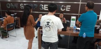 À Pattaya, une femme transgenre frappe un touriste japonais au visage suite à un différend financier sur une plage ; elle invoque la légitime défense.