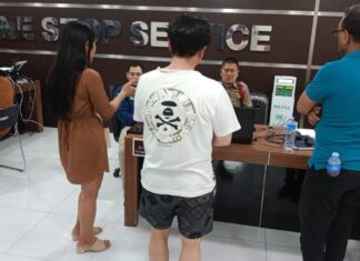 Eine Transfrau schlug in Pattaya einem japanischen Touristen nach einem Zahlungsstreit am Strand ins Gesicht und behauptete, es sei Notwehr gewesen.