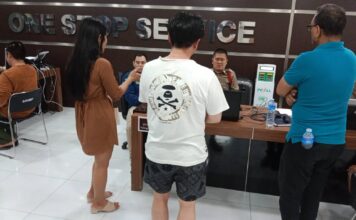 À Pattaya, une femme transgenre frappe un touriste japonais au visage suite à un différend financier sur une plage ; elle invoque la légitime défense.