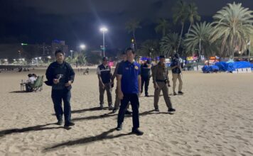 Pattaya réprime les troubles sur les plages : une opération conjointe cible la location illégale de chaises et de tapis, ainsi que la vente d'alcool sur la voie publique.