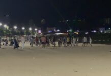 Plus de 20 hommes pakistanais impliqués dans une importante bagarre générale sur une plage de Pattaya suite à une dispute sur les réseaux sociaux ; deux hommes ont été blessés.