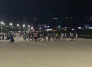 Plus de 20 hommes pakistanais impliqués dans une importante bagarre générale sur une plage de Pattaya suite à une dispute sur les réseaux sociaux ; deux hommes ont été blessés.