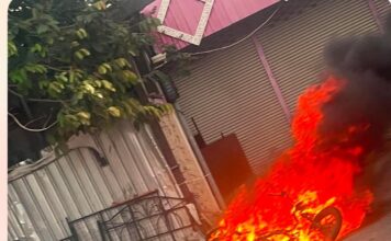 Nainen hylkäsi palavan moottoripyörän ja pakeni turvaan Pattayan Third Roadilla