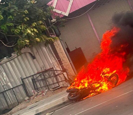 Frau lässt brennendes Motorrad zurück und flieht auf der Pattaya Third Road in Sicherheit
