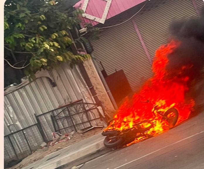 Женщина бросила горящий мотоцикл и спаслась бегством на Pattaya Third Road