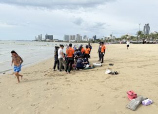 سياح أجانب ينبهون رجال الإنقاذ بعد إنقاذ رجل من الغرق في بحر باتايا