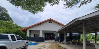 Tjuvar utnyttjar kraftigt regn för att stjäla värdesaker värda 30 000 baht från ett hus under uppbyggnad i Chonburi