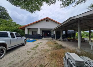 Ladrones aprovechan la lluvia torrencial para robar objetos de valor por un monto de 30,000 baht en una vivienda en construcción en Chonburi.