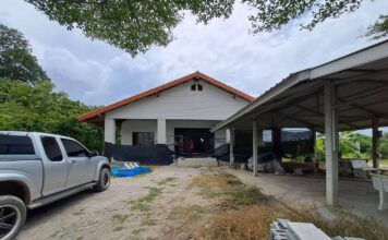 Tjuvar utnyttjar kraftigt regn för att stjäla värdesaker värda 30 000 baht från ett hus under uppbyggnad i Chonburi