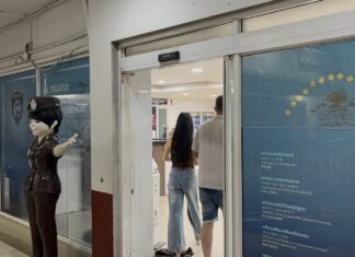 Turista holandesa fue víctima del robo de un collar de oro valorado en 140,000 baht en la playa de Pattaya; un grupo de mujeres transgénero son las principales sospechosas.