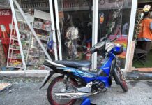 Man i Pattaya tappar kontrollen över motorcykel i hög hastighet, kraschar in i butiksfasad och skadas allvarligt