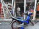 Man i Pattaya tappar kontrollen över motorcykel i hög hastighet, kraschar in i butiksfasad och skadas allvarligt