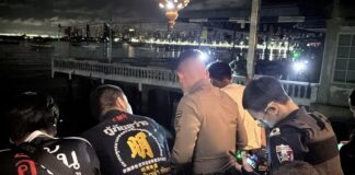 Berusad transkvinna hoppar i havet i Pattaya på Walking Street efter cannabisbruk, räddad av polisen