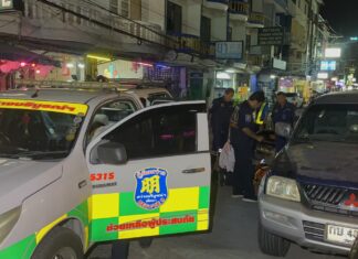 Un mototaxista de Pattaya fue golpeado por dos hombres extranjeros tras pedirles que movieran una motocicleta estacionada ilegalmente.