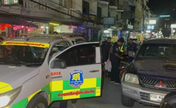Motorcykeltaxiförare i Pattaya misshandlad av två utländska män efter att ha bett dem flytta olagligt parkerad motorcykel