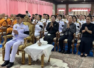 Ejecutivos de Hollywood Pattaya coorganizan la ceremonia de entrega de honores reales a Su Alteza Real la Princesa Bajrakitiyabha en Wat Chai Mongkol.