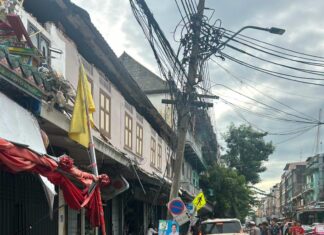 Ein Toter nach dem Einsturz einer Betonplatte von einem alten Gebäude in der Nähe von Wat Traimit in Bangkok