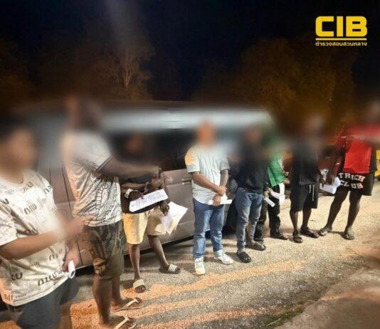 Thailändsk polis stoppar smuggling av skåpbilar. 9 utlänningar kopplade till gränsöverskridande bedrägerigäng, 8 utländska misstänkta gripna.