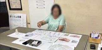 Les autorités de Banglamung arrêtent une trafiquante de drogue qui utilisait son jeune fils pour livrer de la méthamphétamine à ses clients à Pattaya.