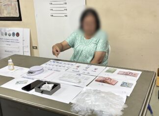 Banglamung-Behörden verhaften Drogenhändlerin, die ihren kleinen Sohn benutzte, um Methamphetamin an Kunden in Pattaya auszuliefern