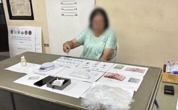 Les autorités de Banglamung arrêtent une trafiquante de drogue qui utilisait son jeune fils pour livrer de la méthamphétamine à ses clients à Pattaya.