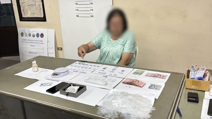 Власти Бангламунга арестовали женщину-наркоторговца за использование ее молодого сына для доставки метамфетамина клиентам в Паттайе