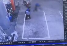 Un père sous le choc après avoir visionné les images de vidéosurveillance montrant sa fille adoptive battue jusqu'à l'inconscience par son petit ami dans une station-service de Pattaya, puis décédée.