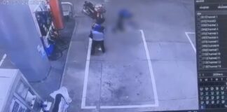 Un père sous le choc après avoir visionné les images de vidéosurveillance montrant sa fille adoptive battue jusqu'à l'inconscience par son petit ami dans une station-service de Pattaya, puis décédée.