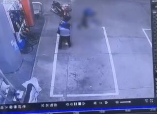 Un père sous le choc après avoir visionné les images de vidéosurveillance montrant sa fille adoptive battue jusqu'à l'inconscience par son petit ami dans une station-service de Pattaya, puis décédée.