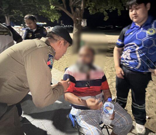Bangladeschischer Tourist wird spät abends am Strand von Pattaya von Obdachlosem ins Gesicht geschlagen.