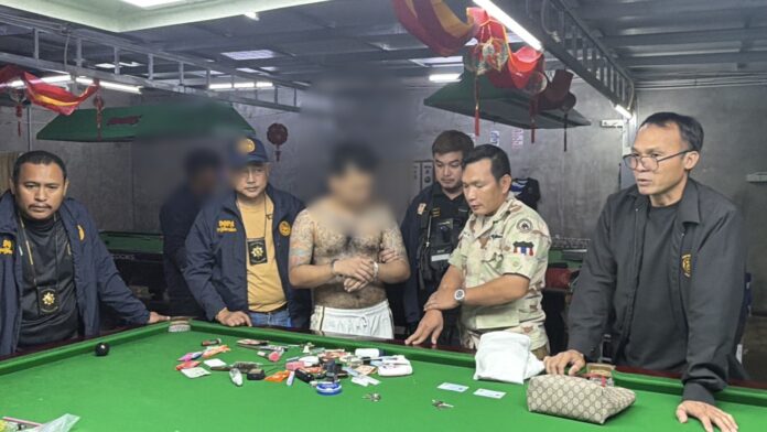Власти Бангламунга провели рейд в магазине игр в снукер в Паттайе, изъяли 113 граммов метамфетамина и другие наркотики
