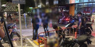 20-årig thailändsk man ska ha blivit brutalt misshandlad tills han föll medvetslös av ett gäng motorcykeltaxiförare i Pattaya.