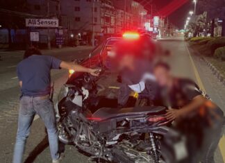 Un joven motociclista resultó gravemente herido y un hombre tailandés falleció tras colisionar con otro joven motociclista en Pattaya durante una carrera de motocicletas a alta velocidad.