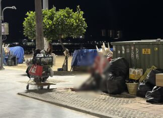 无家可归者涌向芭堤雅海滩和第二公路,将其用作过夜的栖身之所。商家敦促当局采取紧急行动,并警告此举将损害旅游业形象。