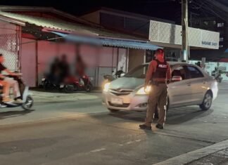 Nudelsjappekrangel bryter ut i offentlig gateslagsmål i Pattaya når rivaliserende selgere støter sammen foran sjokkerte turister og politi