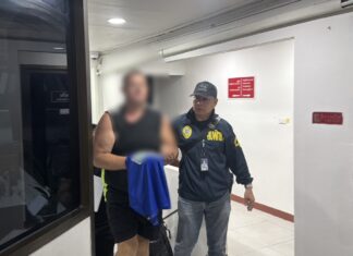 رجل أسترالي يبلغ من العمر 46 عامًا يُلقى القبض عليه بتهمة قتل فتاة تايلاندية تبلغ من العمر 17 عامًا، حيث عُثر على جثتها ملقاة في حقيبة سفر في باتايا.