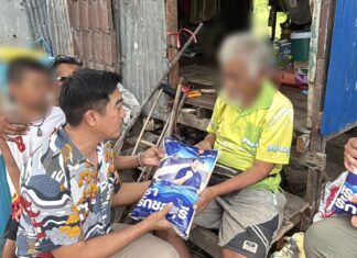 Le propriétaire du restaurant Pa Kratha Taek apporte son aide aux patients alités et aux résidents défavorisés de Pattaya.