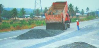 再選を果たしたばかりのパタヤ市長ポラメース・ンガンピチェット氏が、現在進行中の道路建設プロジェクトの必要性を説明