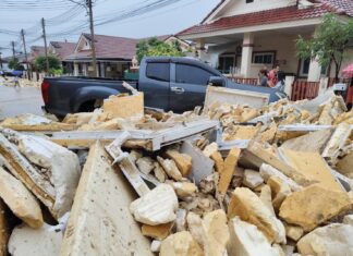 Des déchets de mousse provenant d'une décharge illégale inondent un village thaïlandais à Sri Racha après l'effondrement d'un mur lors de fortes pluies.