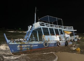 Starke Wellen und Winde schleuderten ein Touristenboot in Pattaya an Land und verursachten schwere Schäden; der Besitzer vermutet, dass das Ankerseil durchtrennt wurde.