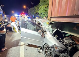 Fabriksarbetare allvarligt skadad efter att sedan krockat med baksidan av parkerad 18-hjuling nära Pattaya