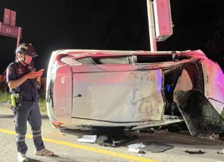 Un joven que conducía un sedán perdió el control, chocó contra la parte trasera de una camioneta y volcó en la carretera Sukhumvit en Pattaya; el conductor resultó gravemente herido.
