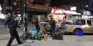 Власти Паттайи начали борьбу с незаконной арендой шезлонгов и матрасов на пляже.