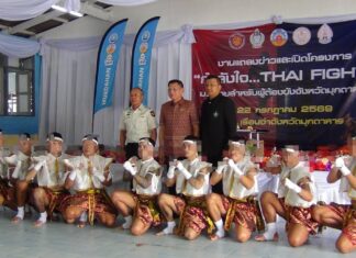 De gouverneur van Mukdahan lanceert het Muay Thai-programma "THAI FIGHT" voor gevangenen om discipline, gezondheid en carrièremogelijkheden te bevorderen in het kader van revalidatie.