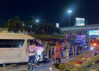 Passenger Van Driver Crashes into Multiple Vehicles Including a Songtaew at North Pattaya Intersection, Injuring Six Foreign Tourists