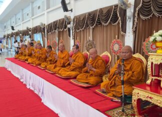 シーラチャ地区で国王陛下の誕生日を記念し、国王陛下への敬意を表する式典と乾物施しが行われた。