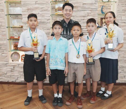 Der Bürgermeister von Pattaya inspiriert lokale Studententeams im Vorfeld des internationalen KI- und Robotikwettbewerbs in China.
