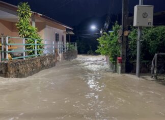Pattaya drabbades av kraftig översvämning i morse efter kraftigt regn; större vägar förlamade